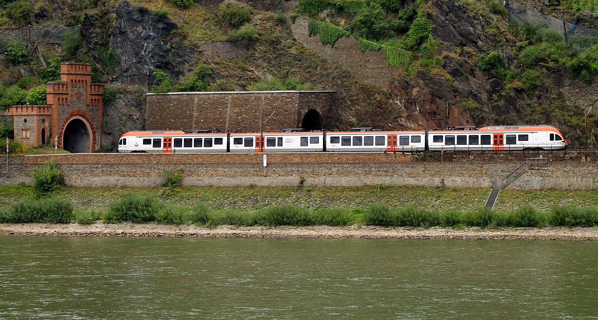 Unbekannter VIAS Zug, gegenüber Oberwesel 13.09.2013