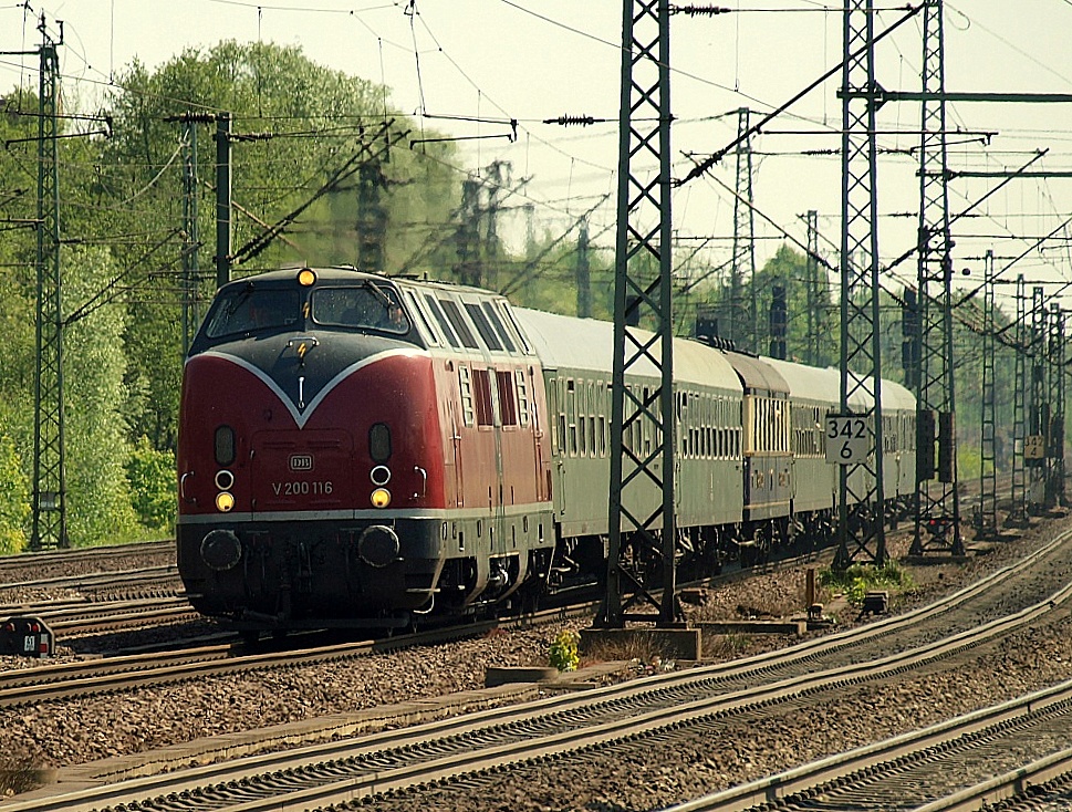 V 200 116 dieselt hier am 07.05.2011 mit einem Sonderzug durch Hamburg-Harburg.