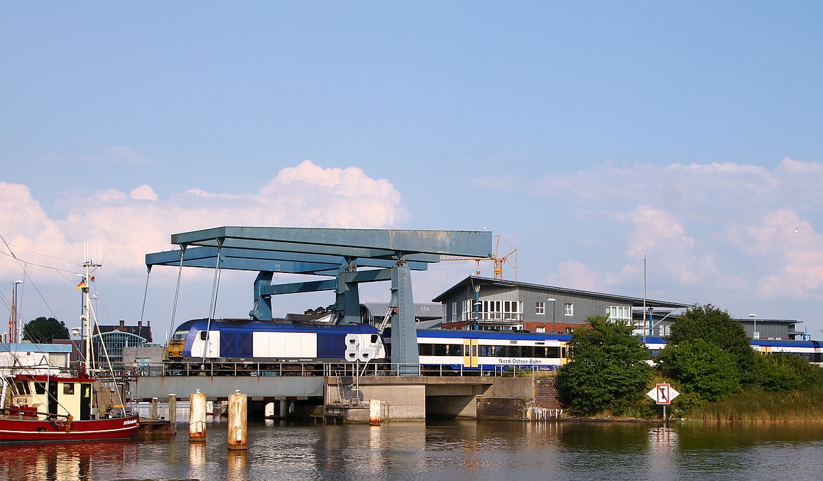 Veolia/NOB 223 054-8/DE 2000-02 mit einer NOB nach Westerland passiert gerade die Klappbrücke im/am Husumer Hafen. 01.08.2014
