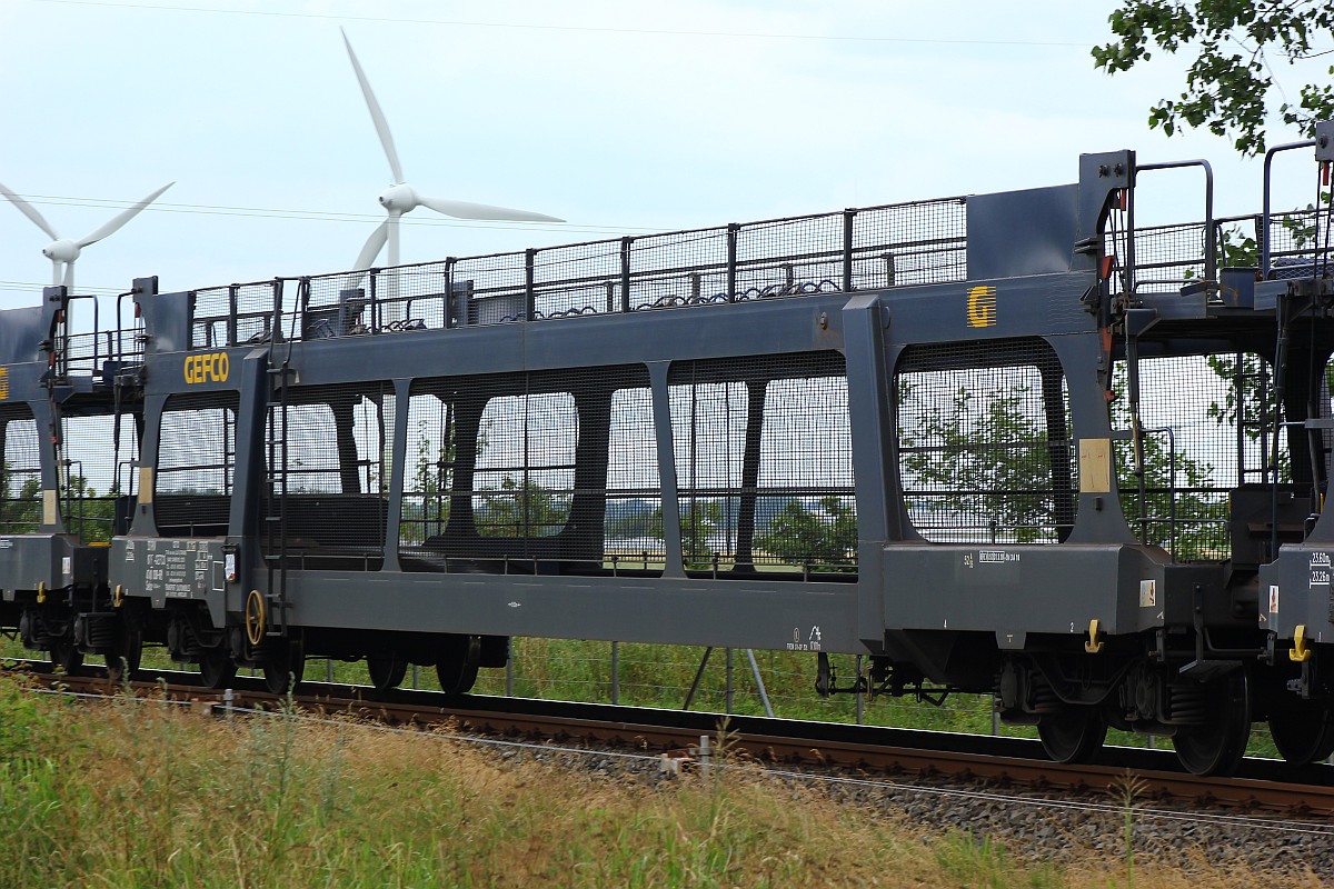 Vierachsiger Autotransportwagen der Gattung S(eks) registriert unter 33 87 4748 039-4 F-GEFCO eingereiht in einen Marschbahnumleiter-Güterzug. Niebüll 24.07.2015