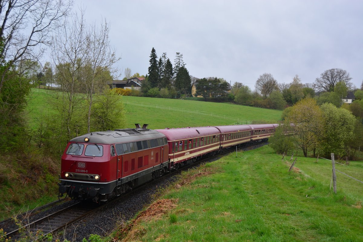 Von Au bis Altenkirchen zog 215 086-0 den Sonderzug über die Oberwesterwaldbahn während die 52 4867 als Schublok am Zugschluss dampfte. Hier fährt der Sonderzug gerade an Niederhausen Richtung Altenkirchen.

Niederhausen 22.04.2017