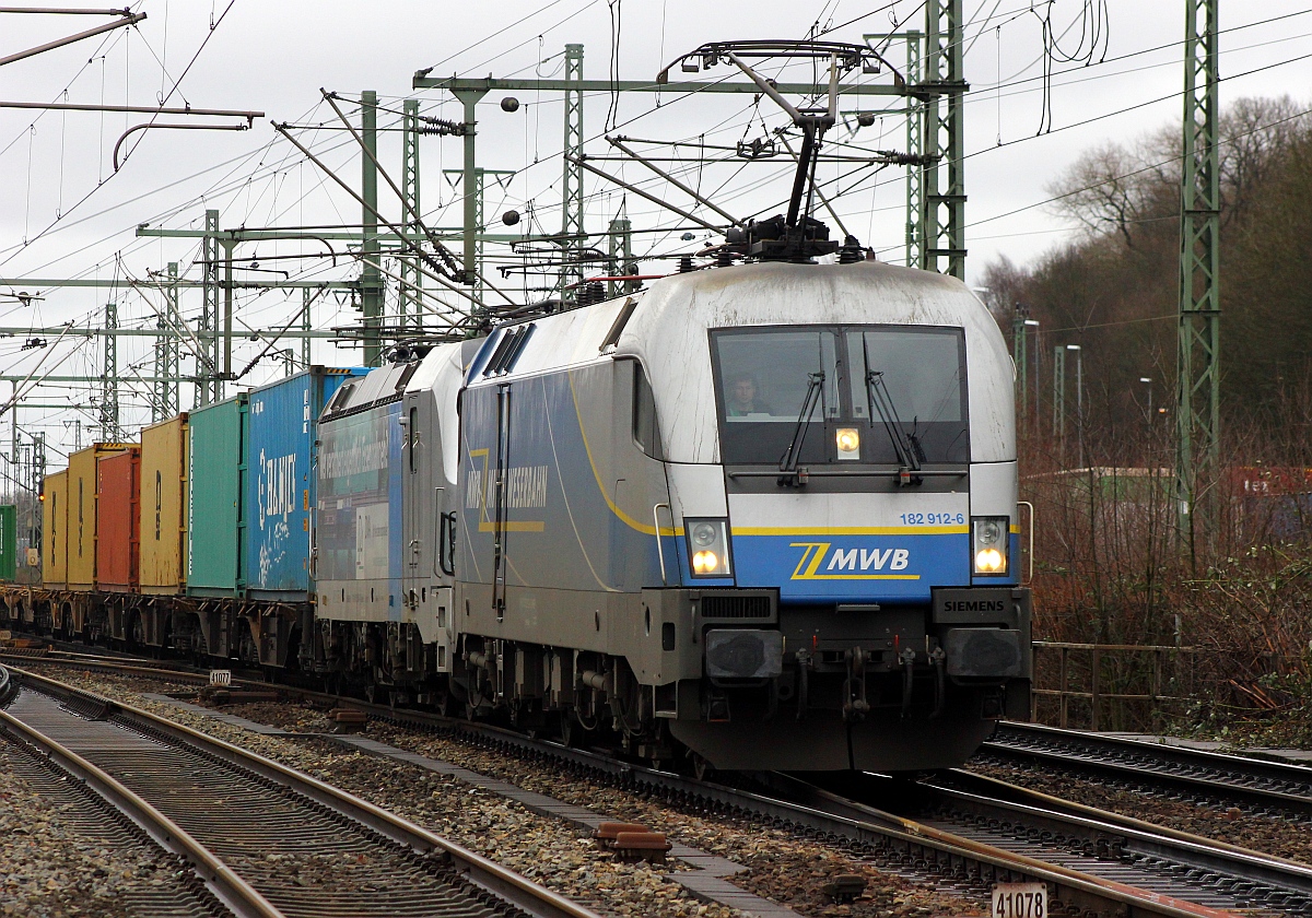 Vorgängerin und Nachfolger...MWB 182 912-6(vorgesehen als ÖBB 1116 171-8) und RP 193 806-7 rumpeln hier mit einem Containerzug durch HH-Harburg. 21.02.2015