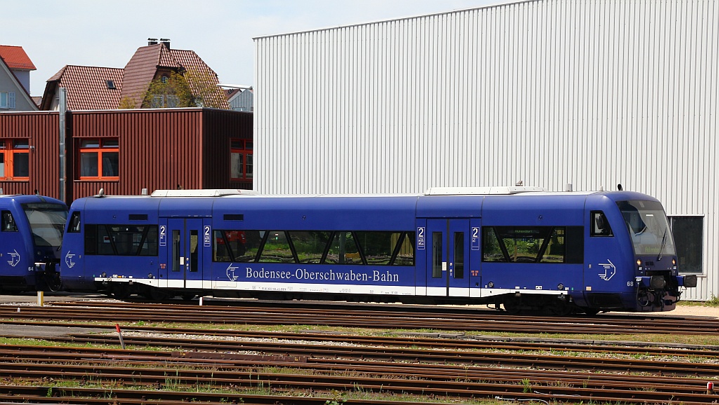 VT 68 der Bodensee-Oberschwaben Bahn 650 354-3 bei der Bereitstellung im Bhf von Friedrichshafen Stadt. 02.06.12