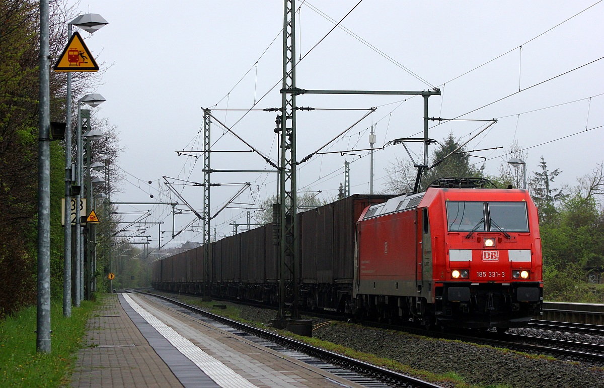 Wegen einer Bü Störung und einer damit verbundenen Überholung musste die RSC 0185 331-3 mit dem  Volvo-Express  im Bhf Schleswig halten. 26.04.2015