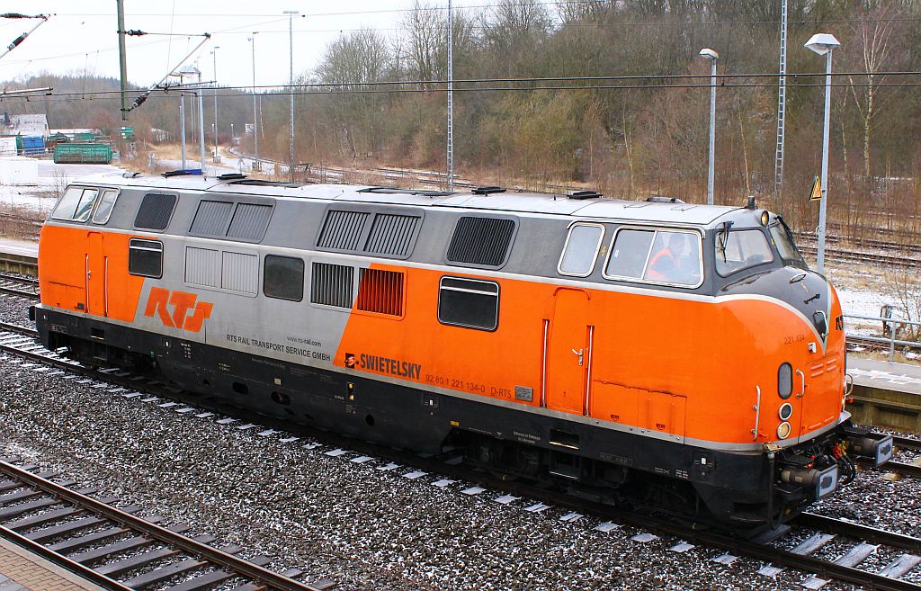 Wegen Schulungsfahrten mit angehenden Lokführern zu Gast im Norden ist die 221 134-0 RTS, hier hält sie als 92579 mitten im Bhf Schleswig. 08.03.2013