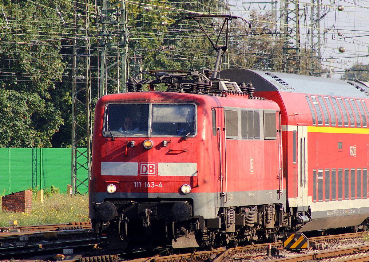 Wegen der vielen Masten ein wenig gekürzt...ebenfalls ein kleiner Überraschungsgast war die 111 143-4(REV/LD X/28.01.10) die hier mit dem RE8 aus Nienburg(Weser) Einfahrt in den Bremer Hauptbahnhof hat. 02.10.2015