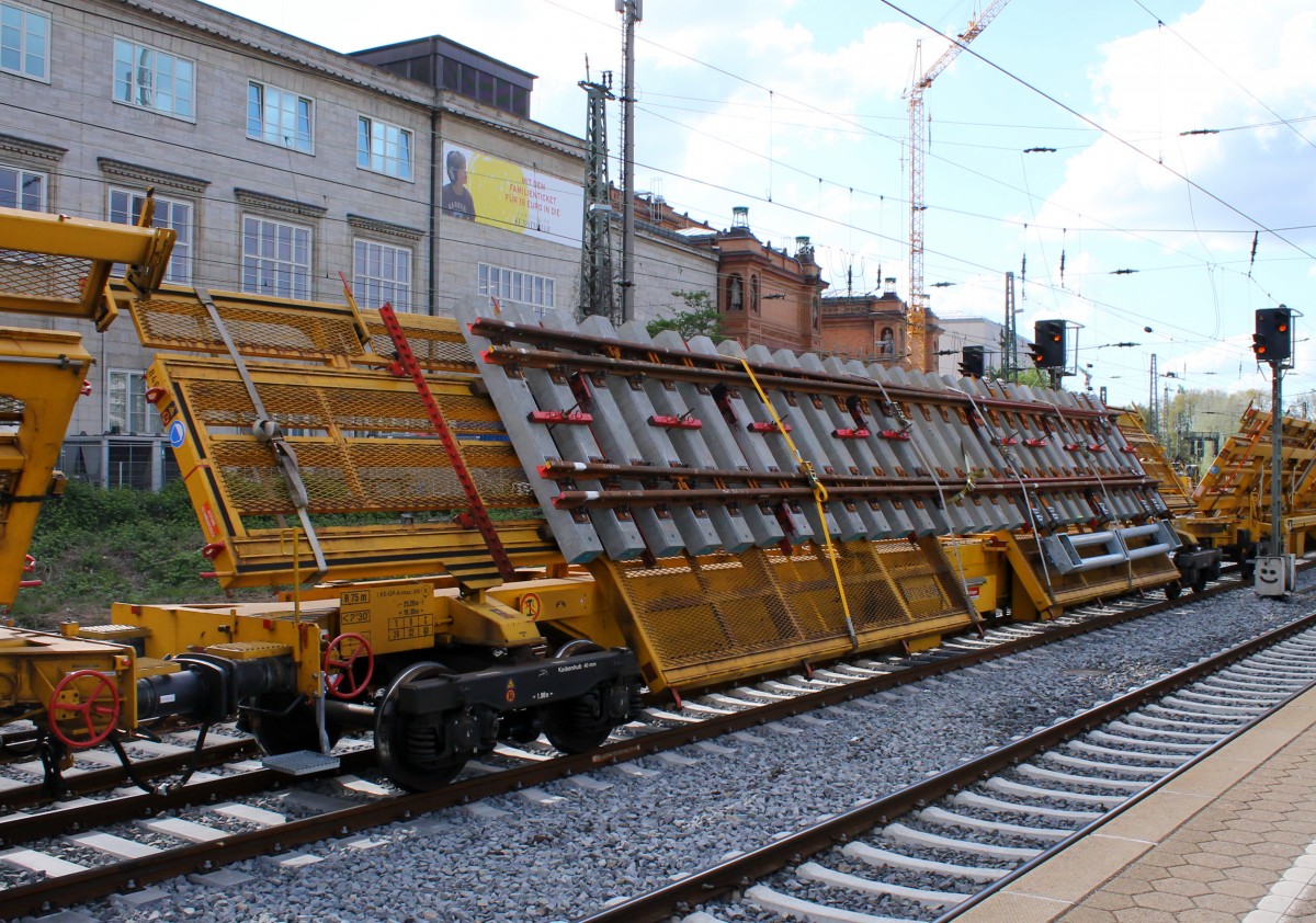 Weichentransportwagen WTW 846 der Bahnbaugruppe eingereiht in den Bauzug mit dem die MY 1138 durch den Hamburger Hauptbahnhof dieselte. HH 02.05.2015