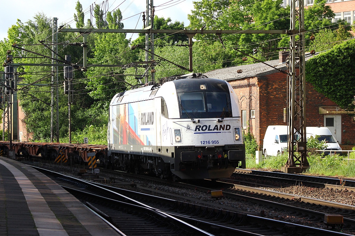 WLB 1216 955  Roland  mit Containertragwagen-Leerzug auf dem Weg in den Hamburger Hafen. HH-Harburg 30.05.2015