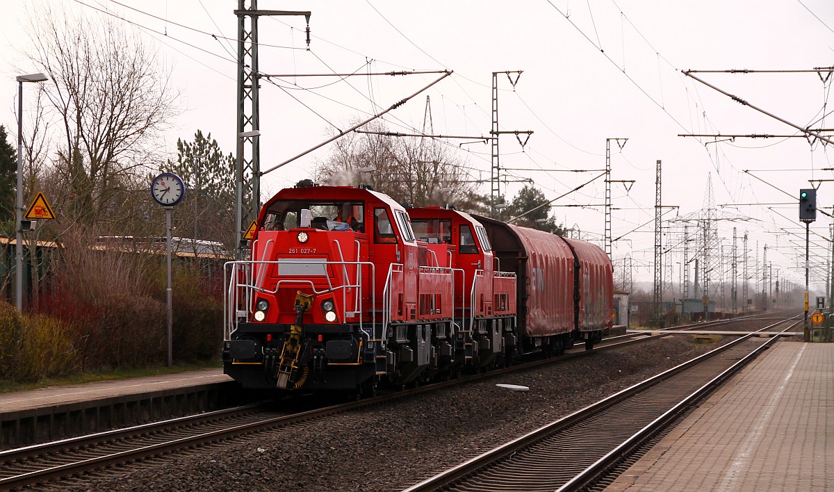 Zwei für zwei...DB 261 027-7 und 017-8 ziehen gemeinsam einen beachtlichen Güterzug Richtung Flensburg. Jübek 15.03.2014