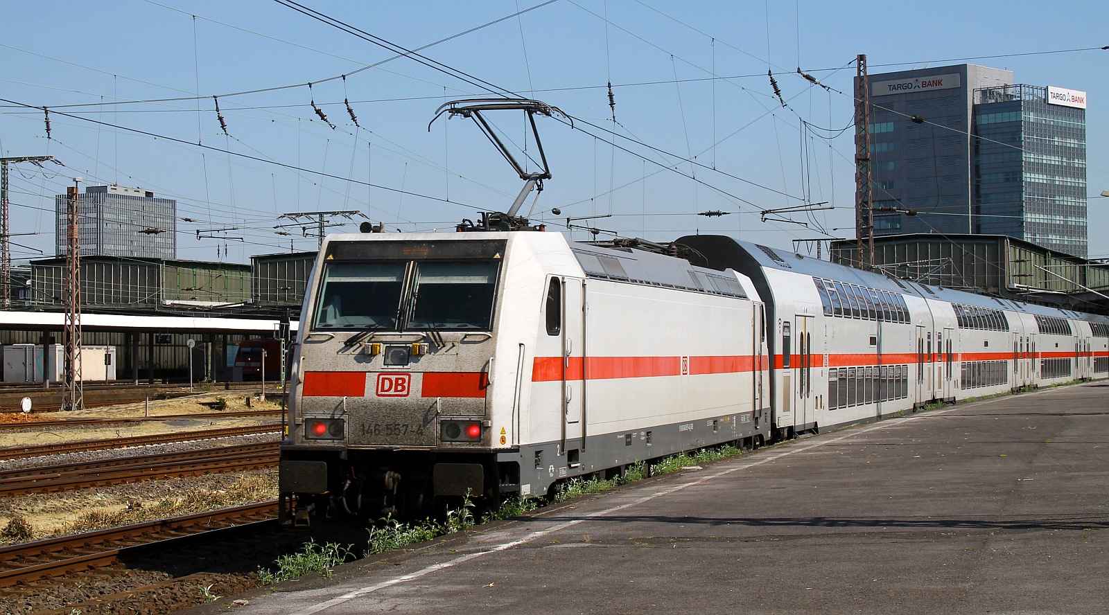 DB 146 557-4 mit IC2 Einf. Duisburg Hbf 17.06.2023