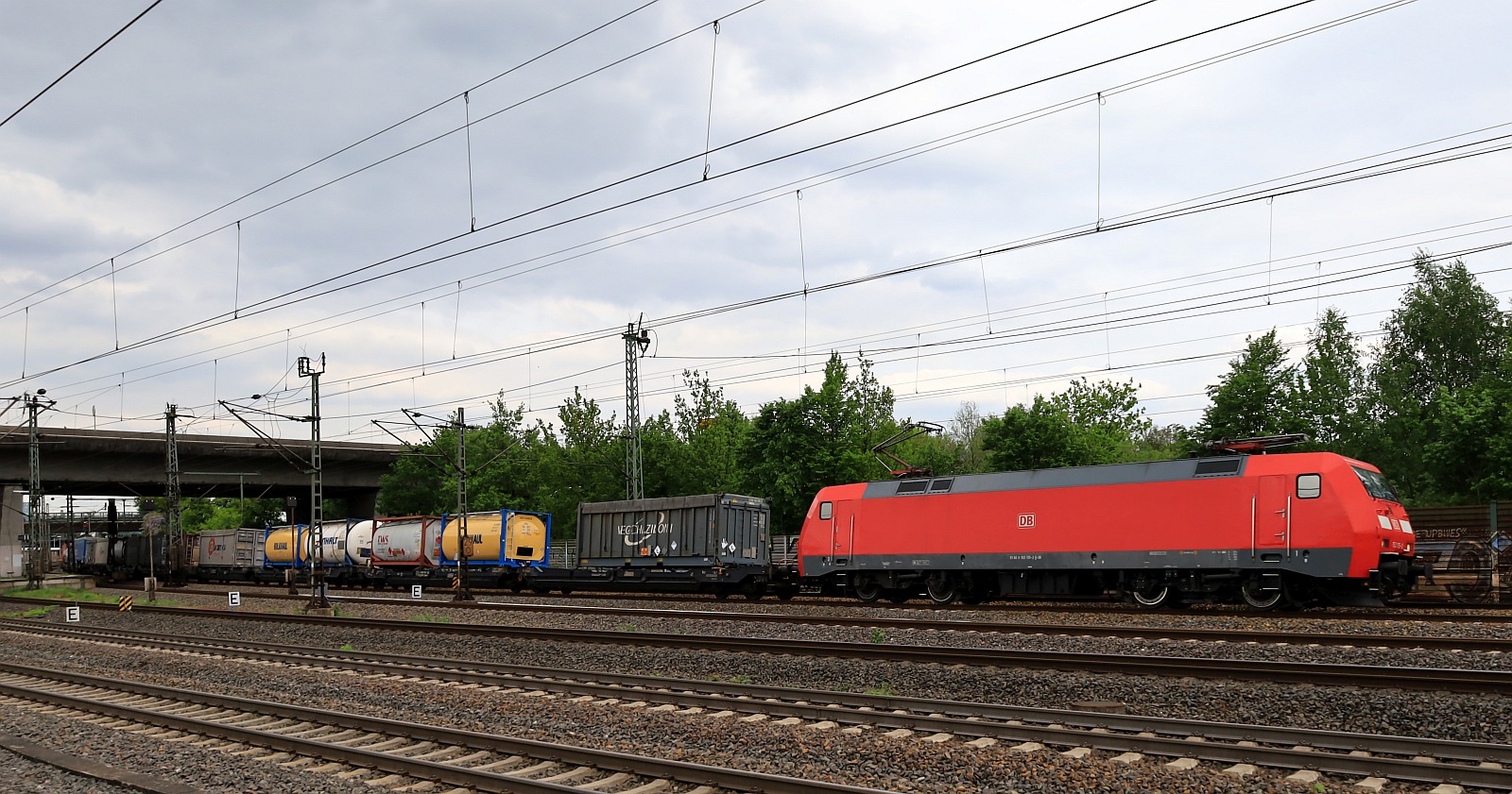 DB 152 115-2 mit Gefahrguttransport unterwegs gen Süden. HH-Harburg 04.05.2024