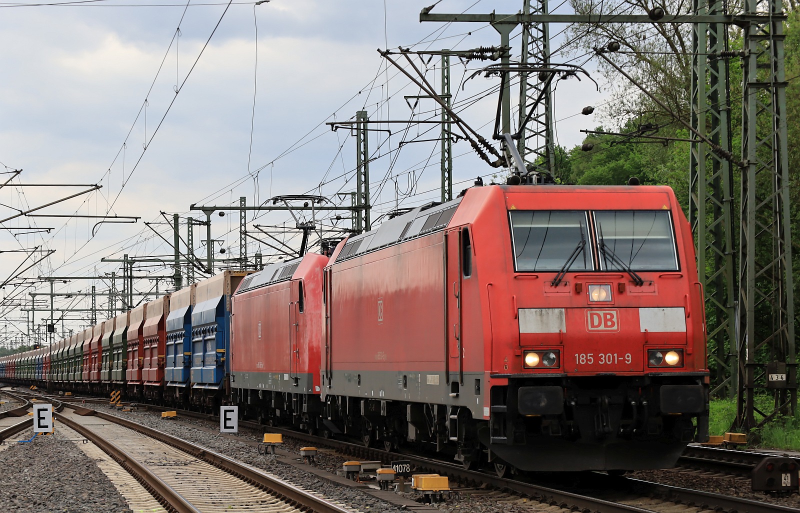 DB 185 301-9 + 185 058-5 mit leerem Transportzug unterwegs zum Hasaport. HH-Harburg 04.05.2024