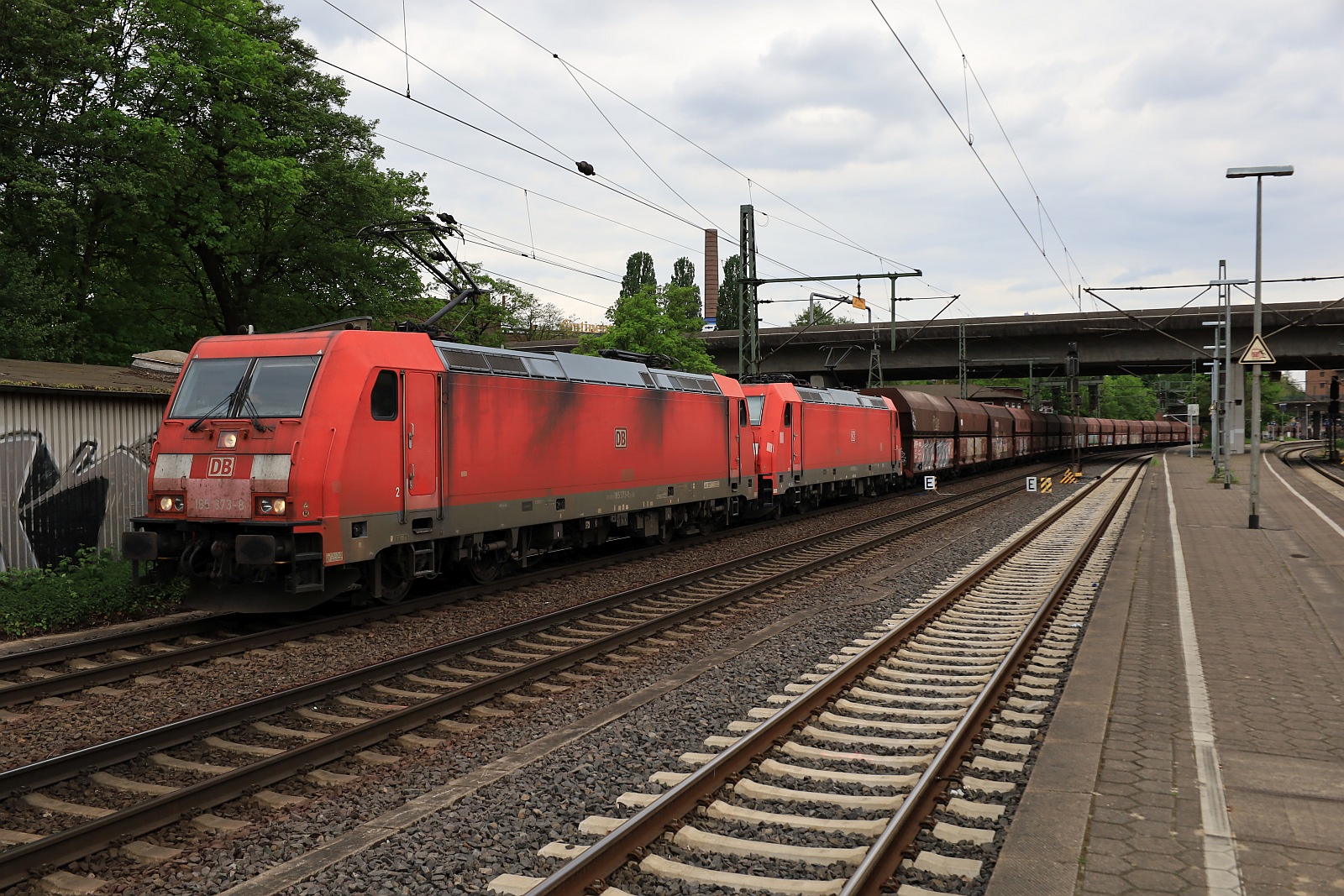DB 185 373-8 + DB 185 385-2 mit Kohletransport unterwegs gen Süden. HH-Harburg 04.05.2024