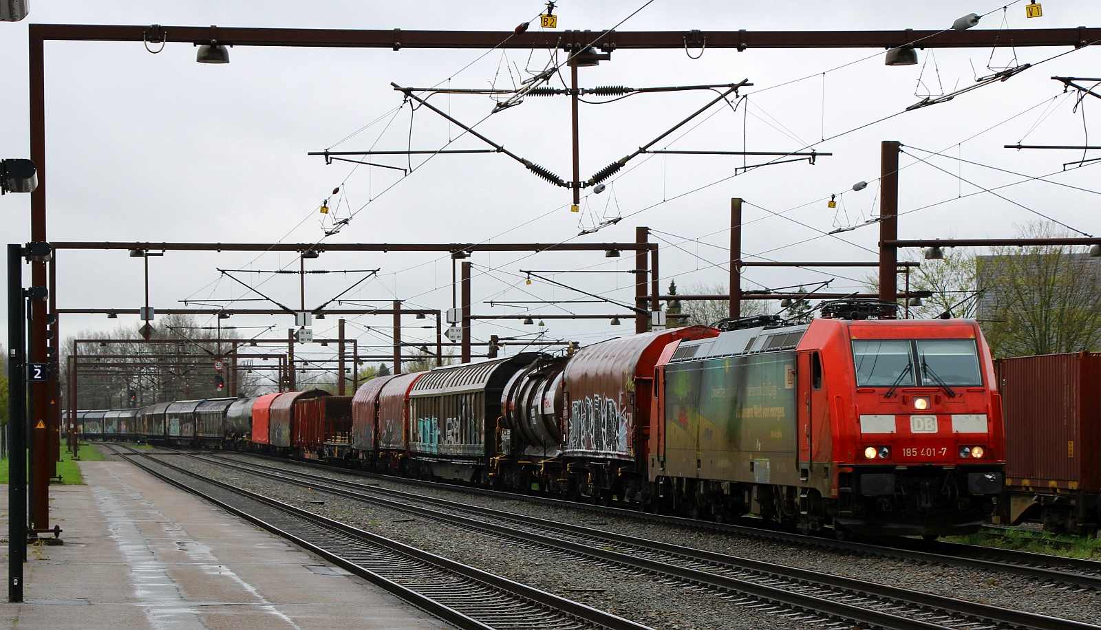 DB 185 401-7 mit gemischtem Güterzug aufgenommen bei der Einfahrt in Pattburg/DK am 19.04.2024
