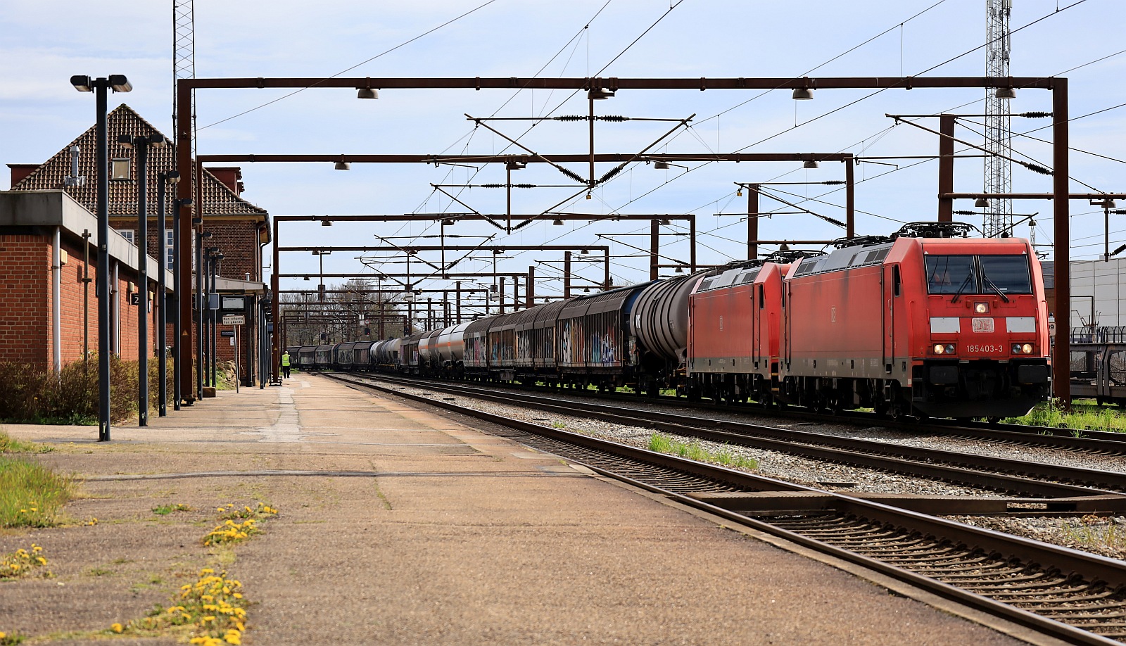 DB 185 403-3 REV/LMR 9/22.09.17 + DBCSC 185 329-7 REV/AM9/29.06.23 mit langem Güterzug Einfahrt Pattburg Gbf. 28.04.2024