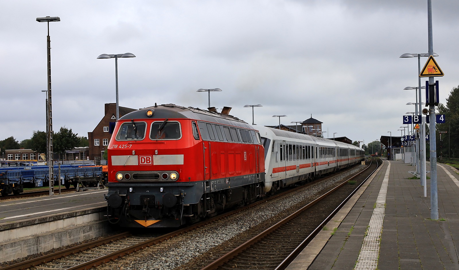 DB 218 425-7 der DB Regio Bayern, Kempten mit IC 2375 nach Karlsruhe aufgenommen beim Halt in Niebüll . 13.08.2023
