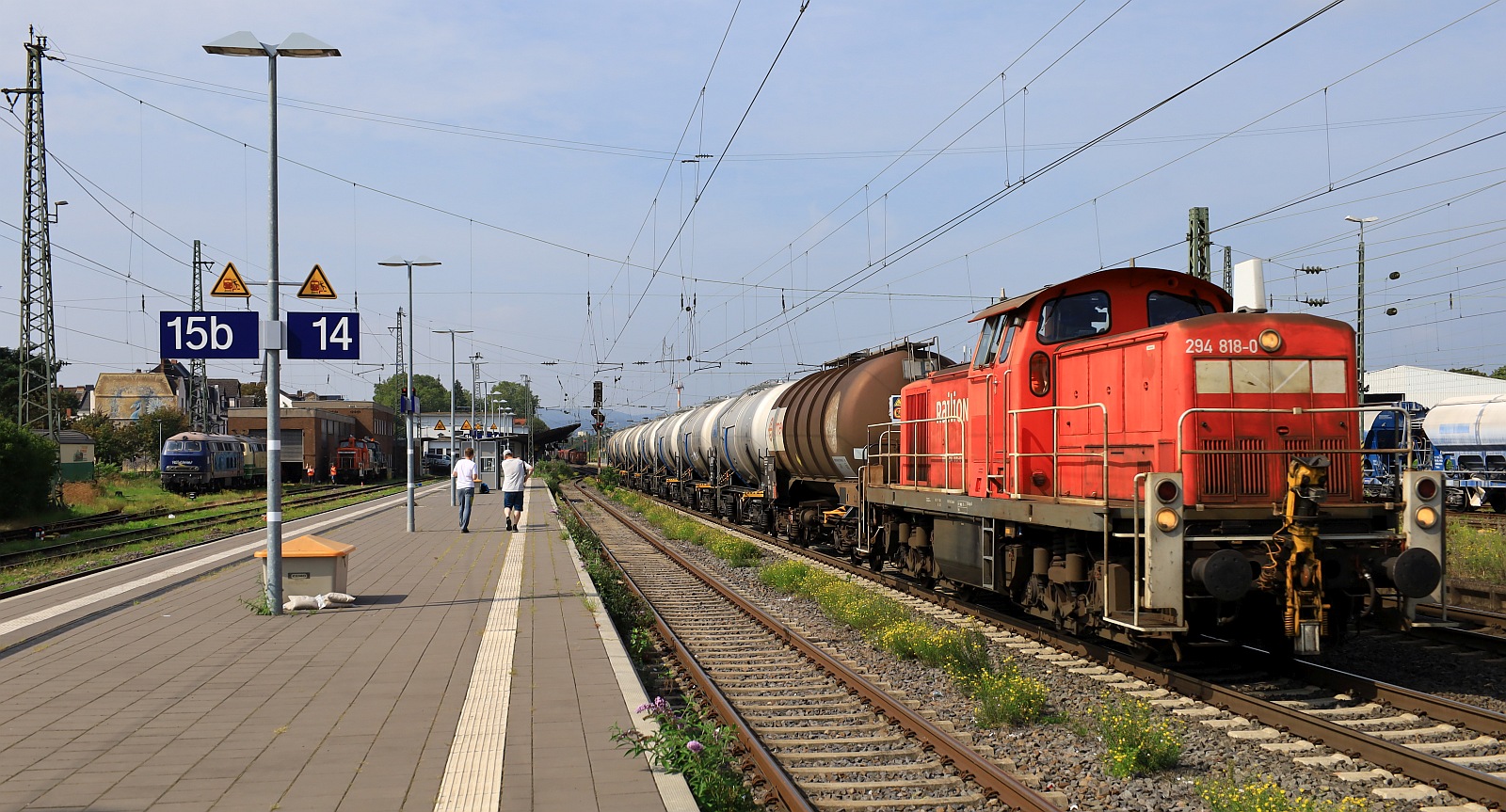 DB 294 818-0 mit kurzem Kesselwagenzug und freundlichem akustischen Gruß. Neuwied 12.09.2023
