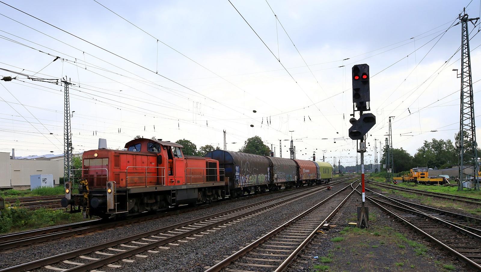 DB 294 899-0 mit kurzem Gterzug Einfahrt Neuwied 13.09.2023