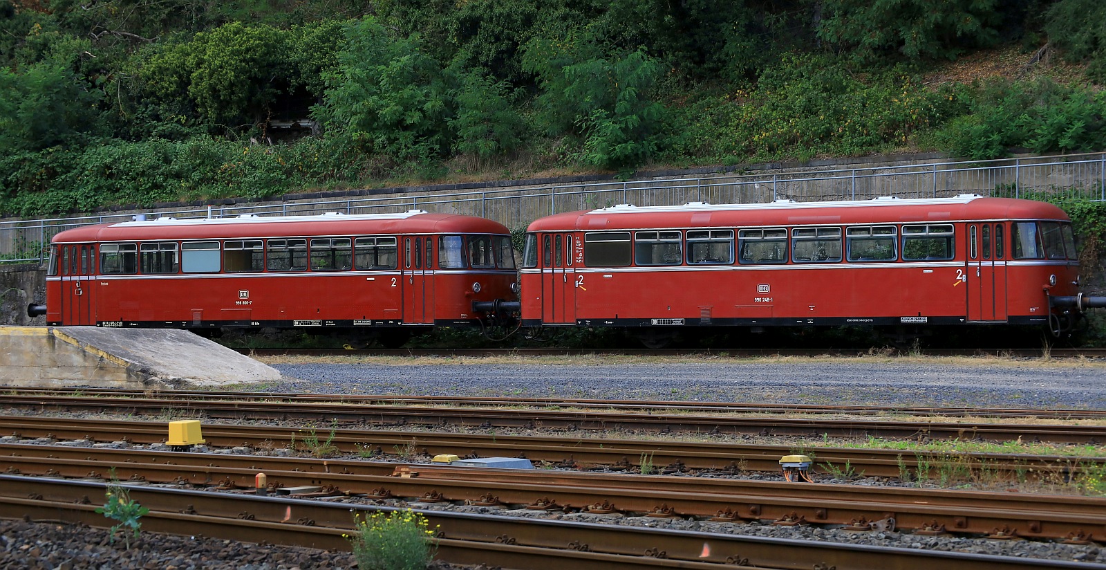 DB 996 248-1 (Uerdingen 1961 ex DB VB 98 2248) und 998 800-7 (WMG 1959 VS 98) abgestellt bei der EVG Linz am Rhein 12.09.2023
