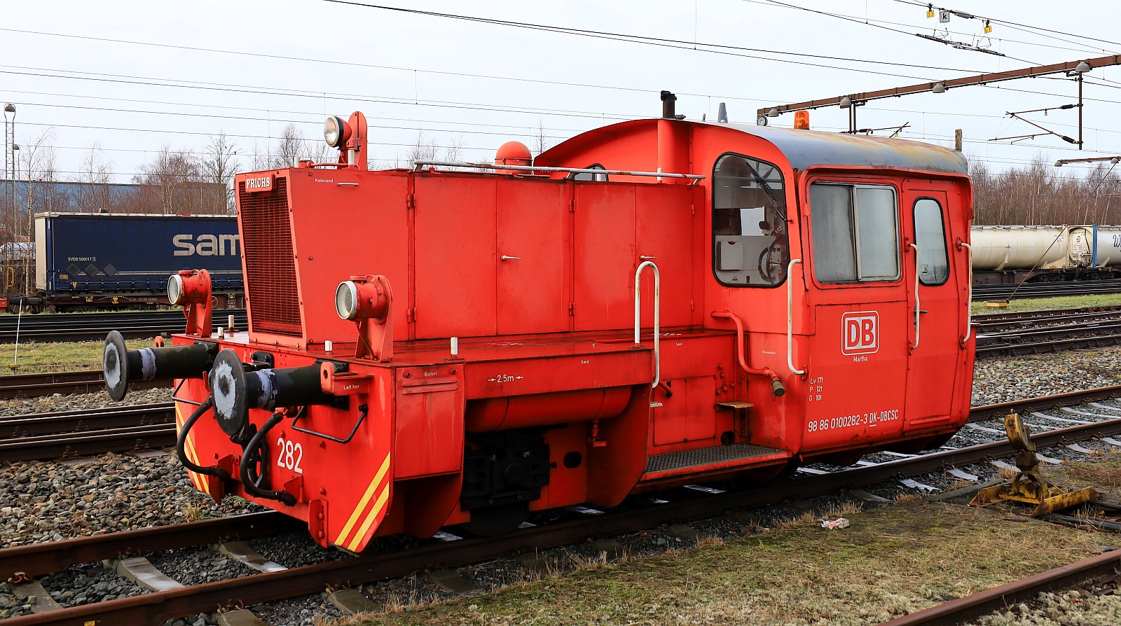 DBCSC 282 die lange in Taulov versteckte bzw im Depot eingesetzte verkehrsrote Köf II ist nun in Pattburg/DK im Einsatz. 15.12.2023