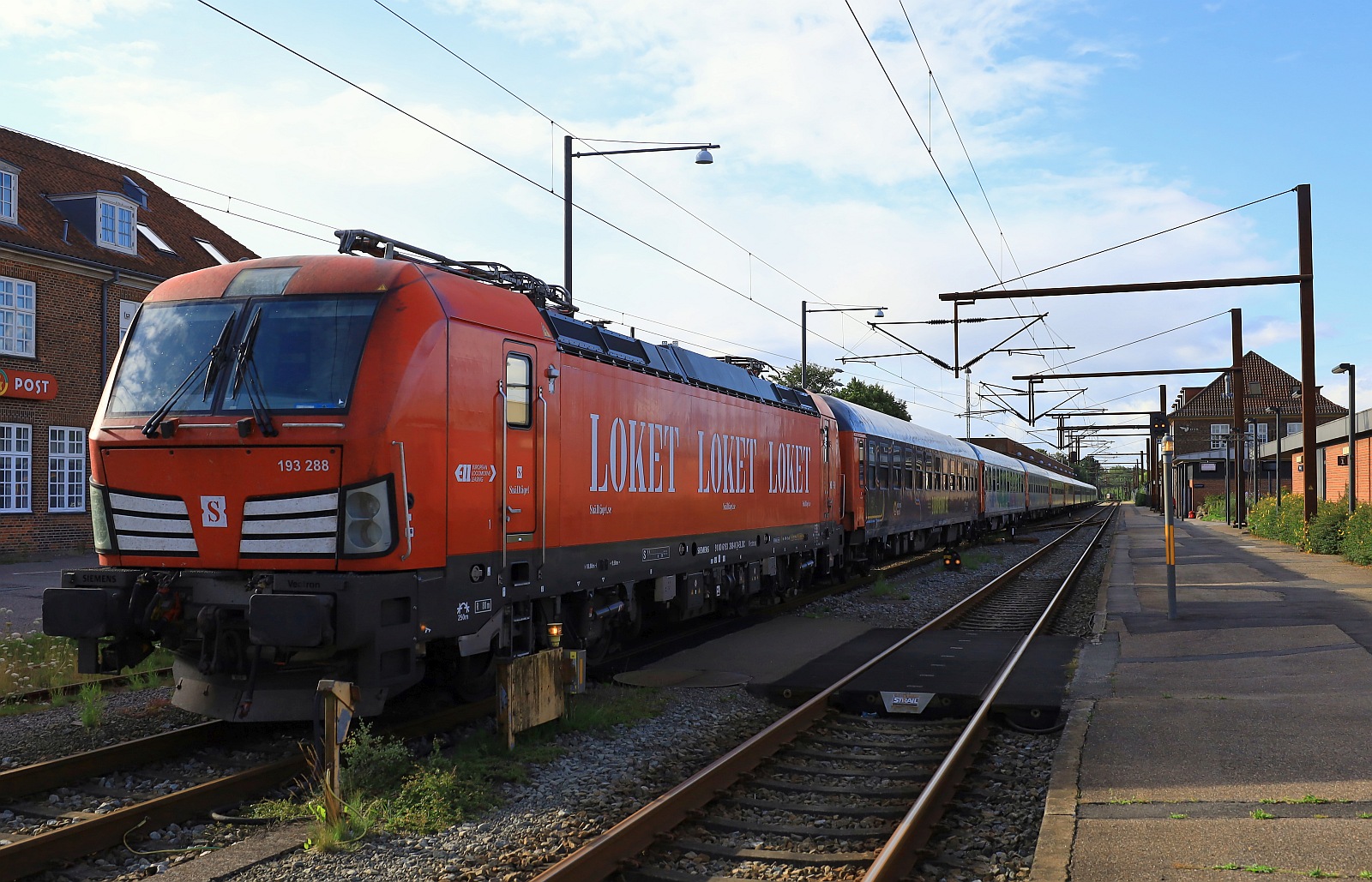ELOC/ELL/Snälltåget 193 288-8  Loket-Seite  mit 10 Wagen Zug und 193 965-1 am Ende. Pattburg/DK 26.07.2023