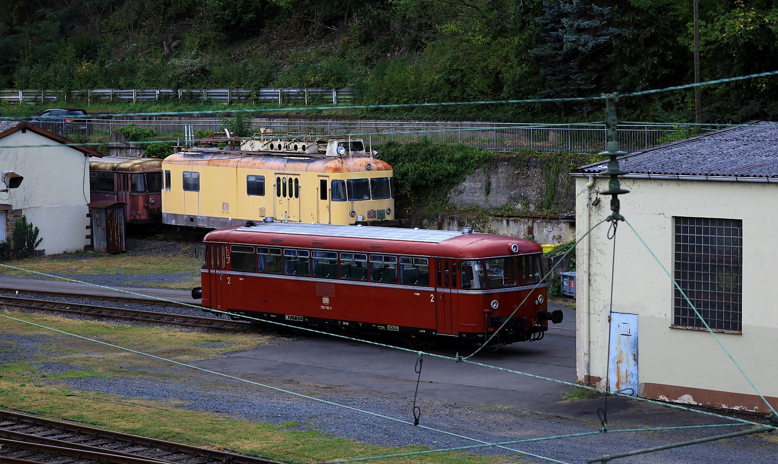 EVG 798 766-2 (WMG 1306, Bj 1960), im Hintergrund ex DB 701 126-5(Uerdingen 72825 Bj 1967). Linz am Rhein 12.09.2023