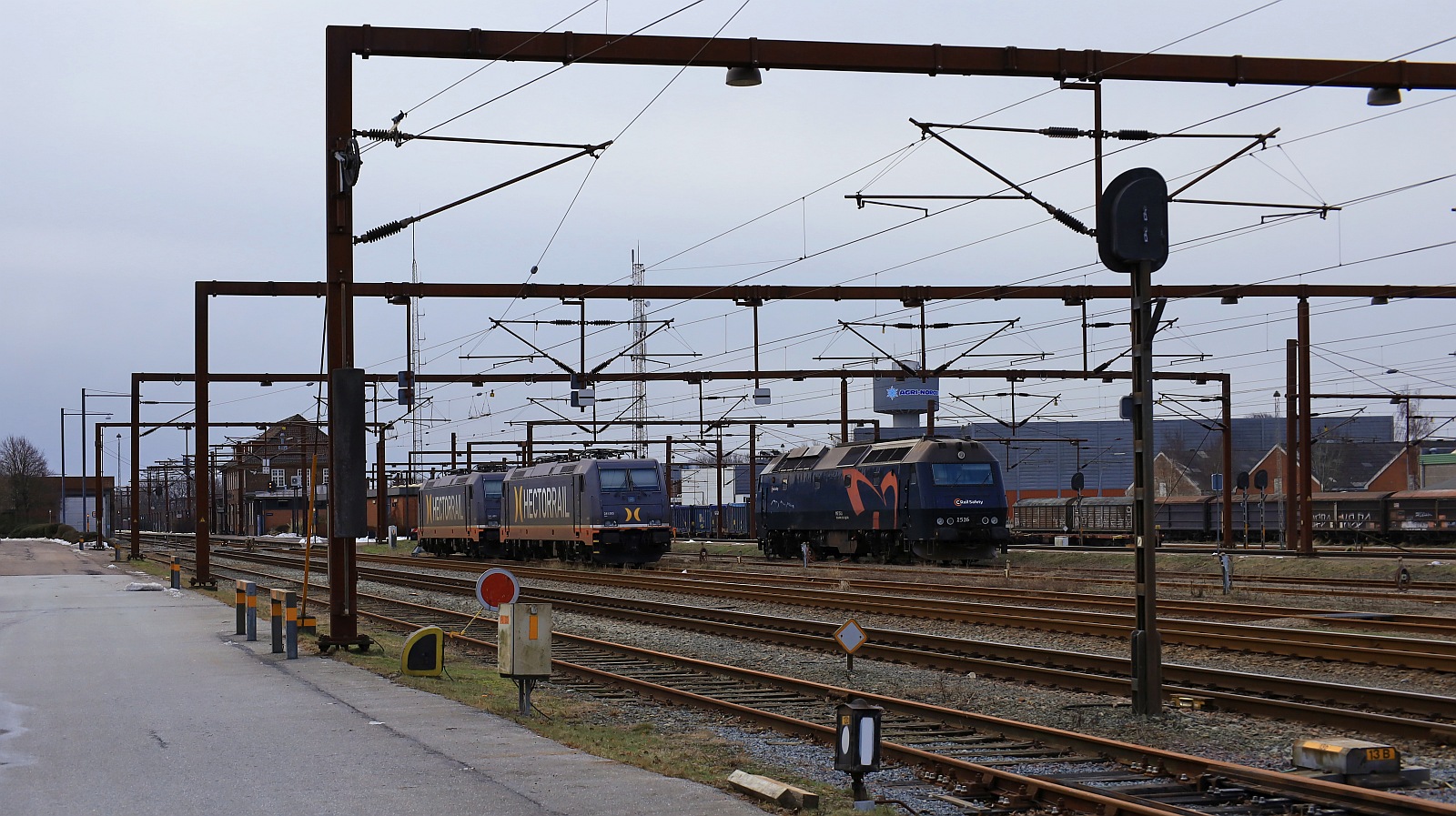 Ghnende Langeweile in Pattburg...HCRS 241.001+005 und C Rail Safety TME 1516 standen am Bahnhof in der  Nordabstellung . 21.01.2024