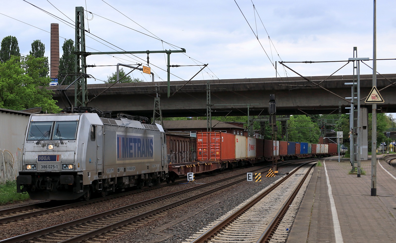 Metrans/HHLA 386 025-1 mit Containerzug Durchfahrt HH-Harburg 04.05.2024