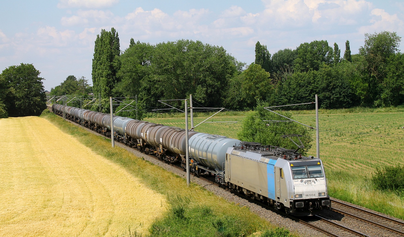 Railpool 186 533-6 mit Kesselwagenzug Praest (bei Emmerich)  15.06.2023
