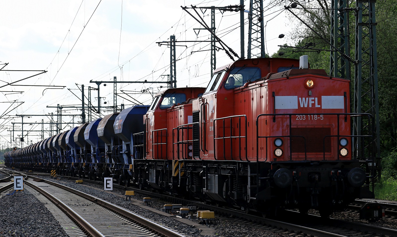 WFL Lok 37 203 118-5 REV/LS X/28.10.22 + WFL Lok 22 203 114-4 REV/LS X/21.07.21 mit 30 Schotterwagen dieseln hier durch HH-Harburg. 04.05.2024
