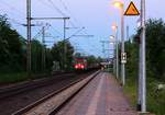 br-0-185-321-337-traxx-f-140-ac2/542408/abendlicher-test185-323-0-hat-hier-durchfahrt Abendlicher Test...185 323-0 hat hier Durchfahrt in Gleis 2, Schleswig 24.05.12