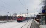 RSC 185 337-0 rauscht hier mit einem der wenigen in Padborg zusammen gestellten KLV-Züge(wegen der Streckensperrung Padborg-Kolding) durch Schleswig und befreit das mittlere Gleis vom Schnee. Schleswig 09.12.2012