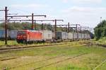 RSC 185 328-9 kam pünktlich mit dem EZ 44722 dem Ewals/Rhenus KLV in Padborg an und rollt hier  stromlos  in den Gbf ein(Aufnahmestandort ist legal). 06.07.2013