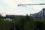 br-0-185-321-337-traxx-f-140-ac2/552847/dbsrsc-185-334-7-mit-dem-samskipvandieren DBS/RSC 185 334-7 mit dem Samskip/VanDieren KLV auf der Rendsburger Hochbrücke(aufgenommen vom Bahnhof). 04.08.2013
