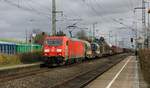 RSC 0185 323-0 mit Misch-Güterzug durchfährt hier Jübek Richtung Dänemark. 06.04.2017