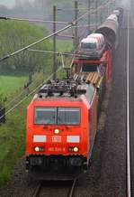 DBS/RSC 0185 324-8 mit nem Gz passiert die  Säufer-Brücke  bei Lürschau.