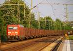 DBS i.E für RBH 0185 334-7 mit einem leeren Holzzug am Haken auf dem Weg nach Padborg festgehalten in Schleswig am 10.06.2014.