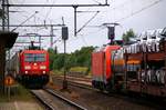 br-0-185-321-337-traxx-f-140-ac2/567103/dbsrsc-0185-322-2-und-0185-326-3 DBS/RSC 0185 322-2 und 0185 326-3 begegnen sich hier mit ihren jeweiligen Güterzügen in Jübek. 19.06.2014