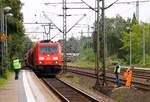 br-0-185-321-337-traxx-f-140-ac2/569884/rscdbs-185-330-5-mit-einem RSC/DBS 0 185 330-5 mit einem sehr langen reinen Autotransportzug festgehalten bei der Durchfahrt in Schleswig. 31.08.2014