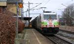 DBCSC 185 326-3  Clima Hero  mit Güterzug bei der Durchfahrt in Jübek am 28.01.2023