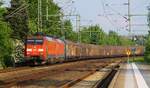 Mit zusammen 13000kW und 264t kommen hier die ES64F 6-Achser EG 3105 und 3108 mit einem ewig langen Güterzug durch Schleswig gefahren. 19.05.2014