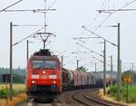 DBS/RSC EG 3105 fährt nach kurzem Halt wieder an, festgehalten am Bü Jübek-Nord am 03.07.2014