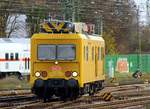 br-708/551872/db-netz-9708-327-2-dieselt-hier DB Netz 9708 327-2 dieselt hier nach erledigter Arbeit langsam durch den Bremer Hauptbahnhof und fuhr dann in die Abstellung. 20.11.2015