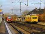 Während der DB Regio Lint 0648 344/844 seine Fahrgäste nach Kiel aufnimmt dieselt der ORT 9 708 330-6 aus Hamburg(REV/BCS X/14.03.14)gemütlich durch Schleswig seinem Ziel Flensburg