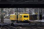 Gelb in Grau...ORT 708 333-0 schlich am Morgen des 01.04.2015 ohne Chance auf  ohne Mast  langsam durch den Hamburger Hauptbahnhof.