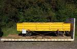 Gleiskraftwagenanhänger Kla 01/Kleinwagen 01 1046 5(REV/AHUB/26.09.11) der Firma SES aus Horst abgestellt für die großen Gleisbauarbeiten in Schleswig. 10.10.2015