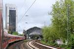 DB Fernverkehr/S-Bahn Bahnhof Dammtor inkl. SAS Radisson Hotel aufgenommen aus dem ausfahrenden RE7(21057 Flensburg - Hamburg HBF)mit Zuglok 6 112 140. HH 30.05.2015