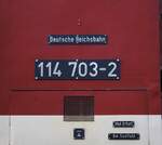 Führerstandsbeschriftung der DR 114 703-2. Das Problem ist nur, bei der Deutschen Reichsbahn hat sie diese Nummer nie getragen. Sie wurde 1974 als 110 703-6 bei der DR in Dienst gestellt und 1983 in 112 703-4 umgezeichnet. Bei der DB erhielt sie die Betriebsnummer 202 703-5. Von der MTEG wurde sie 2017 in 114 703-2 umgezeichnet. Diese Nummer wurde dann auch von der PRESS übernommen. 