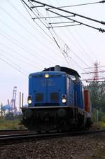 br-1-212-db-v-10020/569583/egp-212-054-1-rangiert-hier-mit EGP 212 054-1 rangiert hier mit einem sehr langen Containerzug im Bereich Hamburg-Waltershof/Dradenau. 06.09.2014