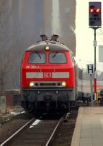 218 362-2 und 364-8 strahlen nicht nur eine Menge Wärme aus, nein, sie ziehen auch den IC nach Dresden in den Bahnhof von Husum. 31.03.2013